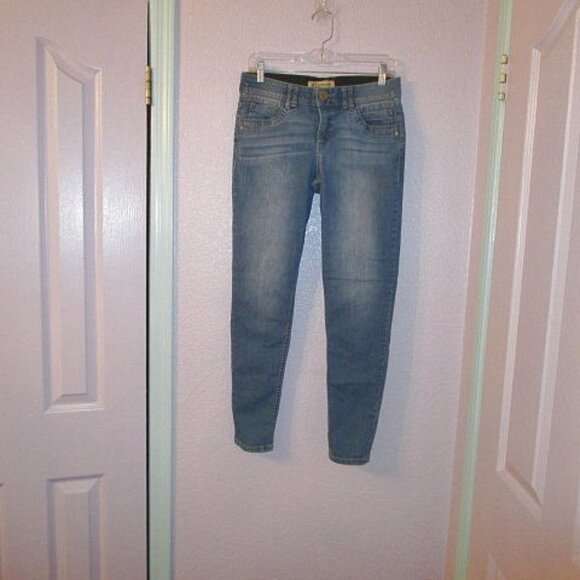 Democracy JEANS Size 6 AB SOLUTION Skinny STRETCH Mid Rise 6 POCKETS - Picture 1 of 11